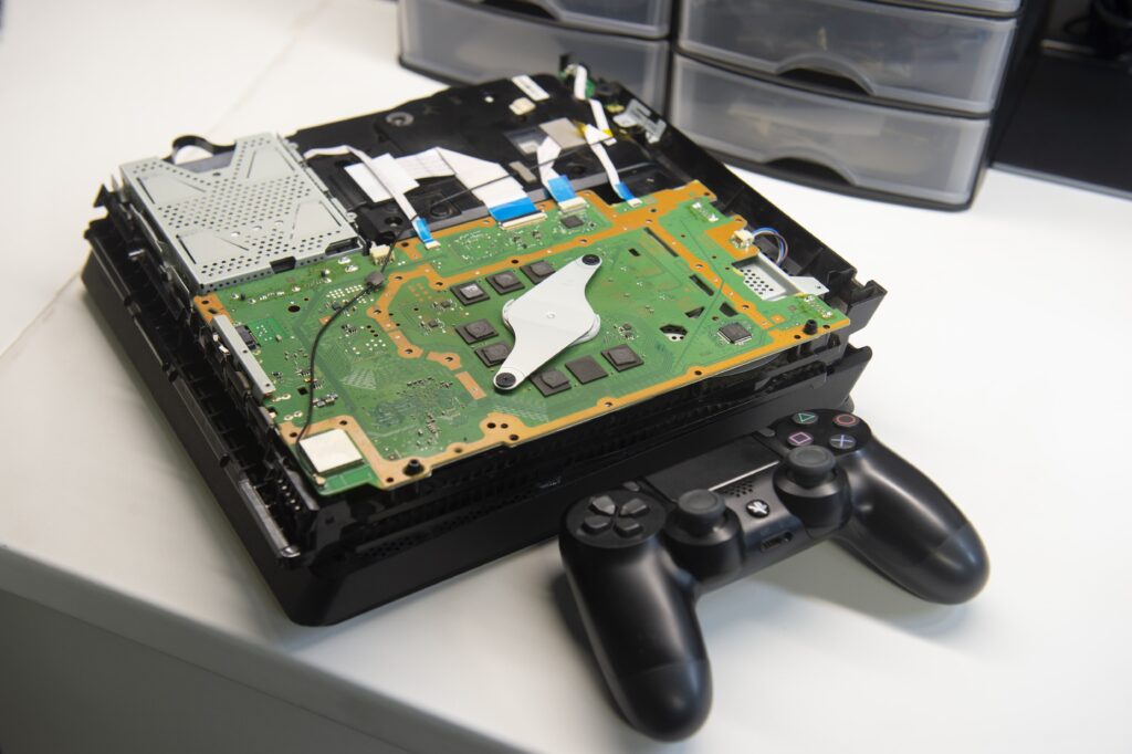 Reparación de PlayStation 4 abierta en el laboratorio técnico