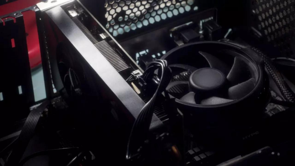 Interior de una PC: procesador, cooler y placa de video