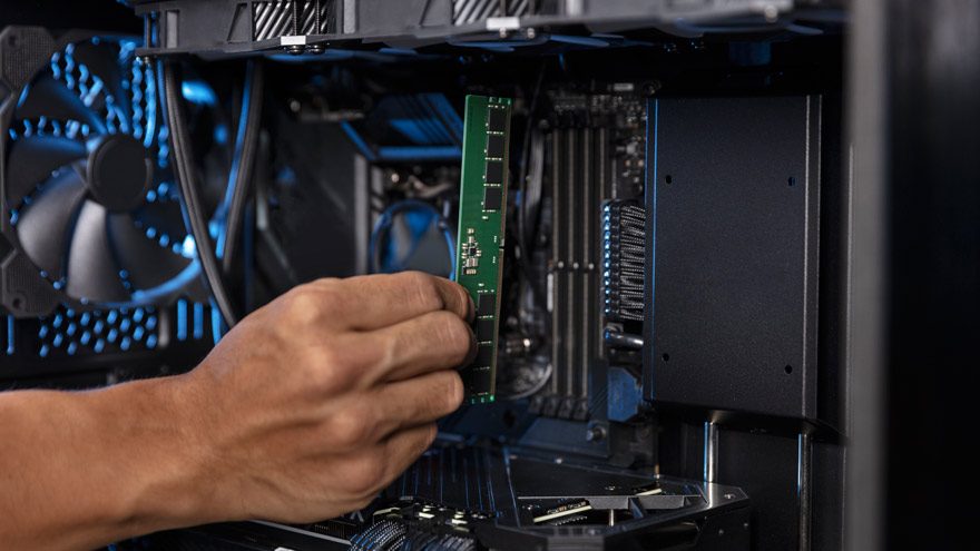 Técnico instalando memoria RAM en una PC
