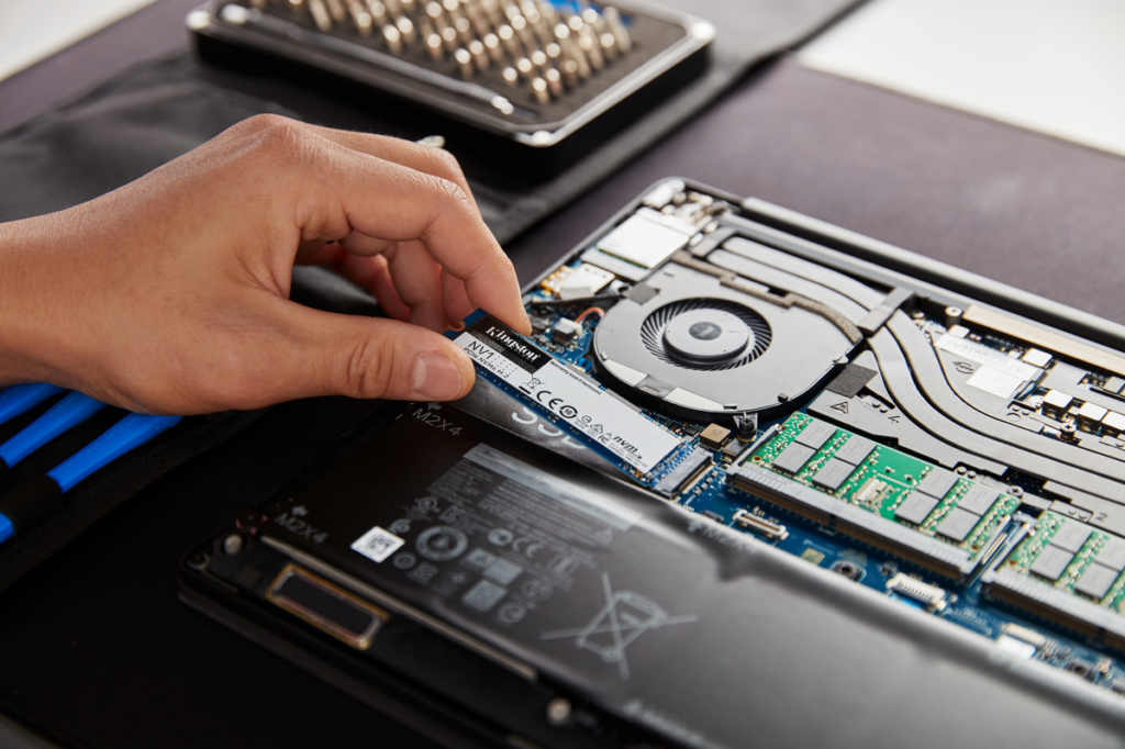 Interior de una notebook: batería, ventilador y memoria