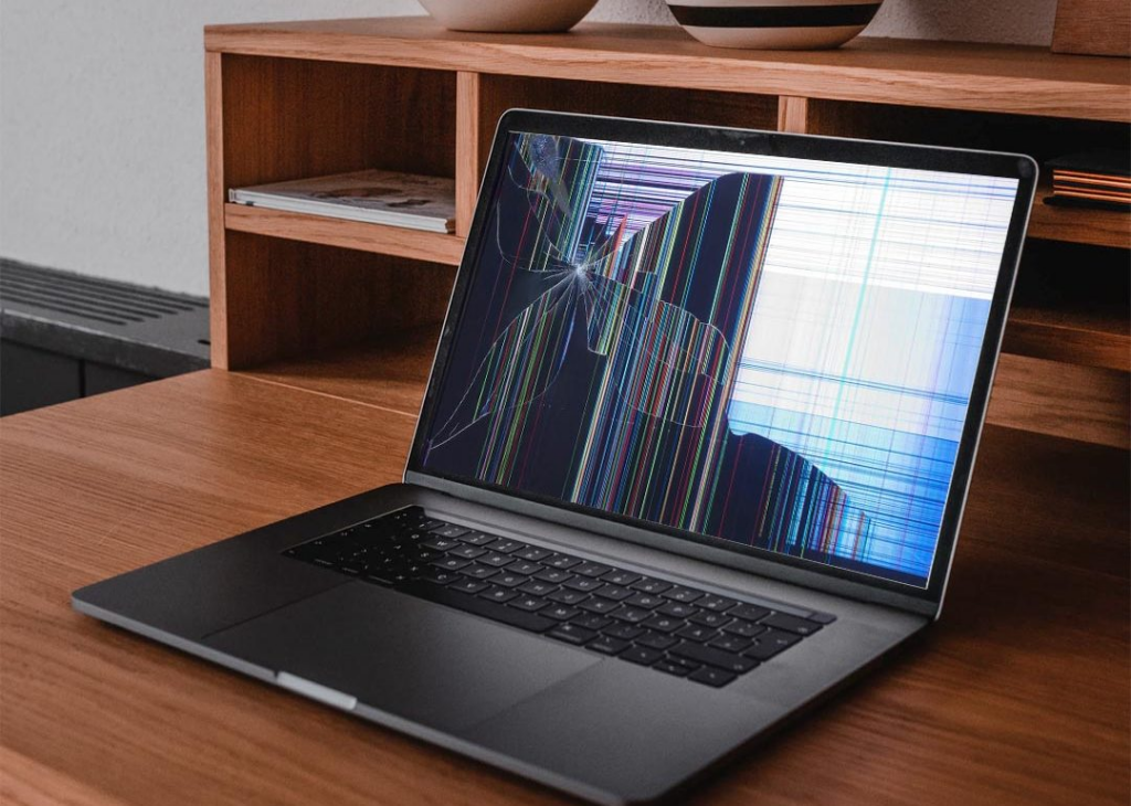 Notebook con la pantalla dañada sobre un escritorio