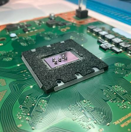 Placa madre de PlayStation 5 en reparación