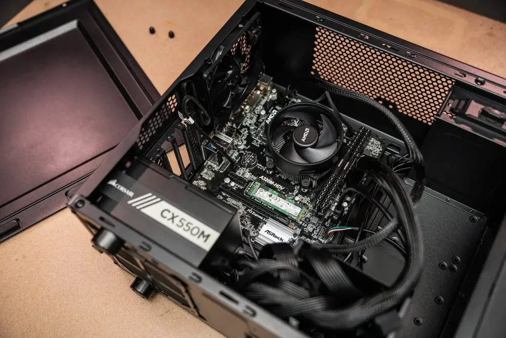 Armado de PC: gabinete abierto con procesador, cooler y fuente